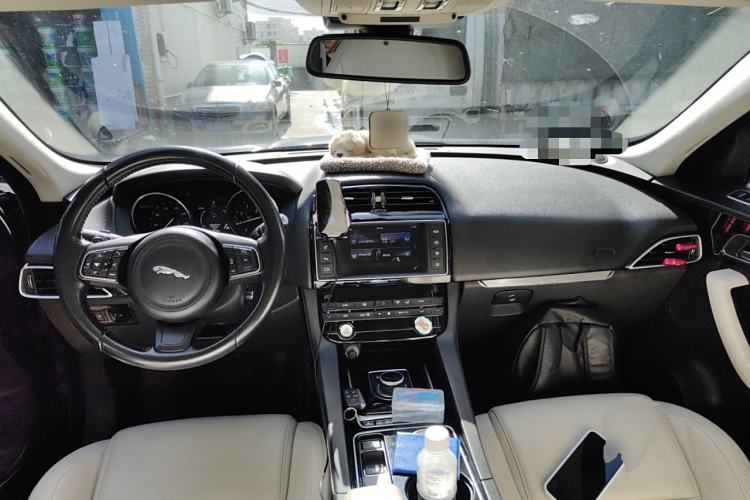 Used Jaguar F-PACE 2016 2.0T Two-Wheel Drive Urban Luxury Edition Center Console