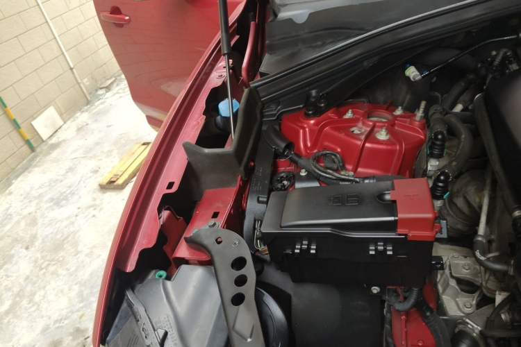 Used Jaguar F-PACE 2016 2.0T Two-Wheel Drive Urban Luxury Edition Engine Bay Right