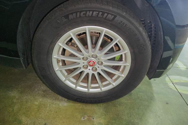 Used Jaguar F-PACE 2016 2.0T Two-Wheel Drive Urban Luxury Edition Right Front Wheel Hub