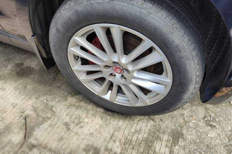 Used Jaguar F-PACE 2016 2.0T Two-Wheel Drive Urban Luxury Edition Right Front Wheel Hub