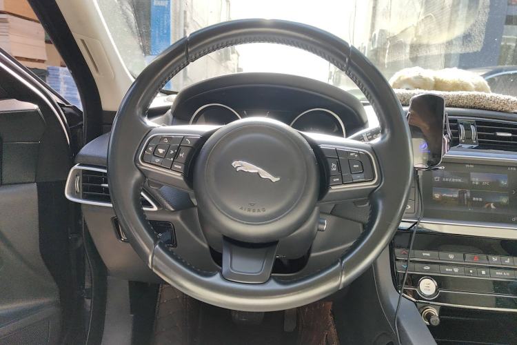 Used Jaguar F-PACE 2016 2.0T Two-Wheel Drive Urban Luxury Edition Steering Wheel
