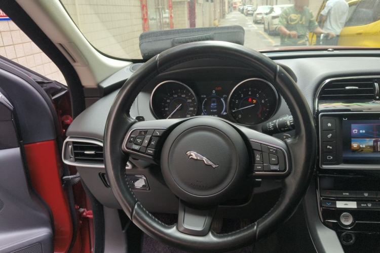 Used Jaguar F-PACE 2016 2.0T Two-Wheel Drive Urban Luxury Edition Steering Wheel