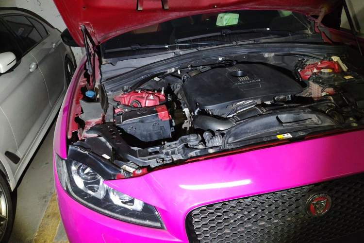 Used Jaguar F-PACE 2016 2.0T Two-Wheel-Drive R-Sport Sport Edition Engine Bay Right