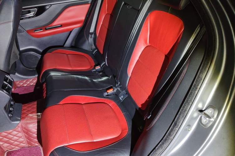 Used Jaguar F-PACE 2016 2.0T Two-Wheel-Drive R-Sport Sport Edition Left Rear Seat