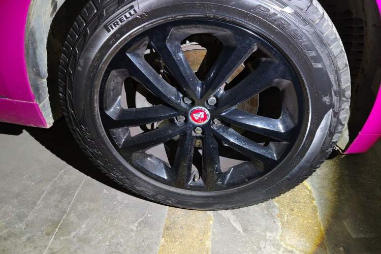 Used Jaguar F-PACE 2016 2.0T Two-Wheel-Drive R-Sport Sport Edition Right Front Wheel Hub