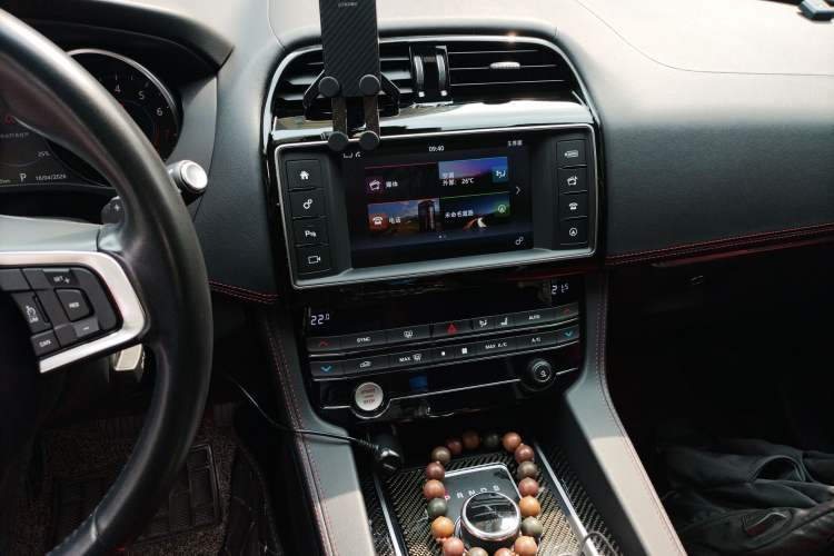 Used Jaguar F-PACE 2016 3.0 SC Four-Wheel Drive R-Sport Sport Edition Audio And AC Panel