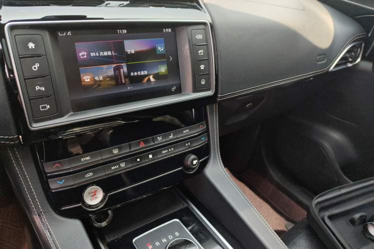 Used Jaguar F-PACE 2016 3.0 SC Four-Wheel Drive R-Sport Sport Edition Audio And AC Panel