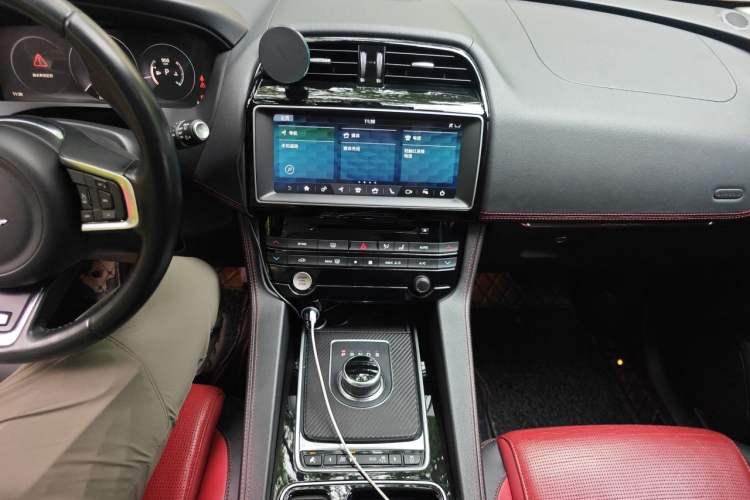 Used Jaguar F-PACE 2016 2.0T Two-Wheel-Drive R-Sport Sport Edition Audio And AC Panel
