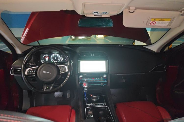 Used Jaguar F-PACE 2016 2.0T Two-Wheel-Drive R-Sport Sport Edition Center Console