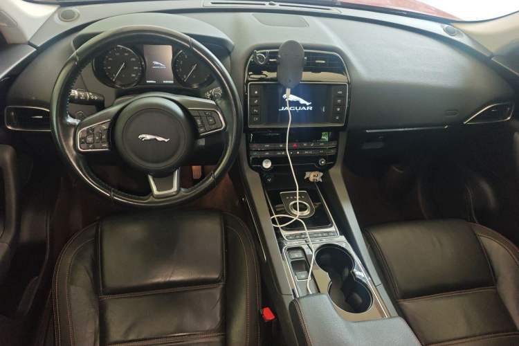 Used Jaguar F-PACE 2016 2.0T Two-Wheel Drive Urban Luxury Edition Center Console