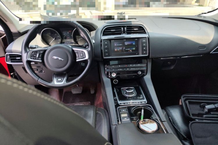 Used Jaguar F-PACE 2016 3.0 SC Four-Wheel Drive R-Sport Sport Edition Center Console