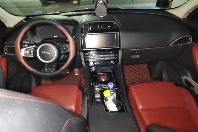 Used Jaguar F-PACE 2016 2.0T Two-Wheel-Drive R-Sport Sport Edition Center Console