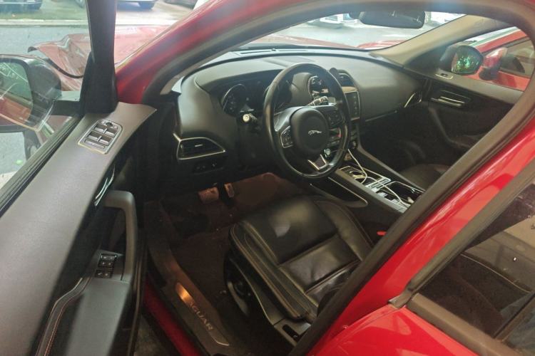 Used Jaguar F-PACE 2016 2.0T Two-Wheel Drive Urban Luxury Edition Driver Seat