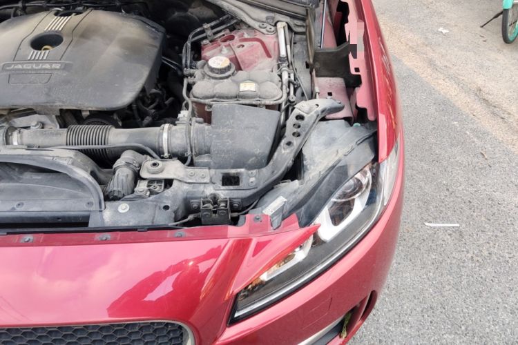 Used Jaguar F-PACE 2016 2.0T Two-Wheel-Drive R-Sport Sport Edition Engine Bay Left