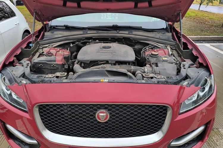 Used Jaguar F-PACE 2016 2.0T Two-Wheel-Drive R-Sport Sport Edition Engine Bay