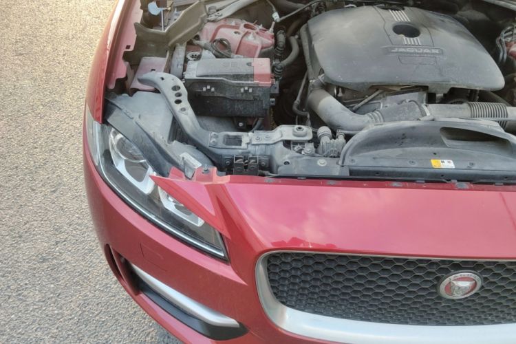 Used Jaguar F-PACE 2016 2.0T Two-Wheel-Drive R-Sport Sport Edition Engine Bay Right
