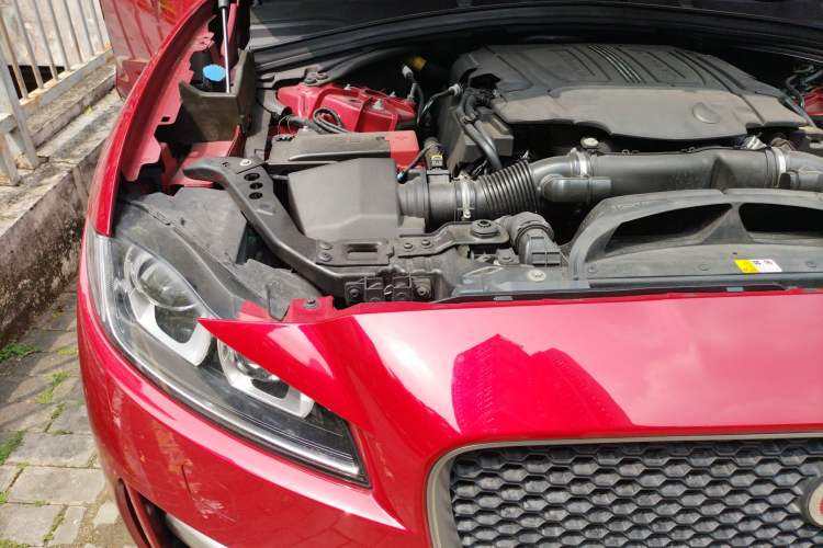 Used Jaguar F-PACE 2016 3.0 SC Four-Wheel Drive R-Sport Sport Edition Engine Bay Right