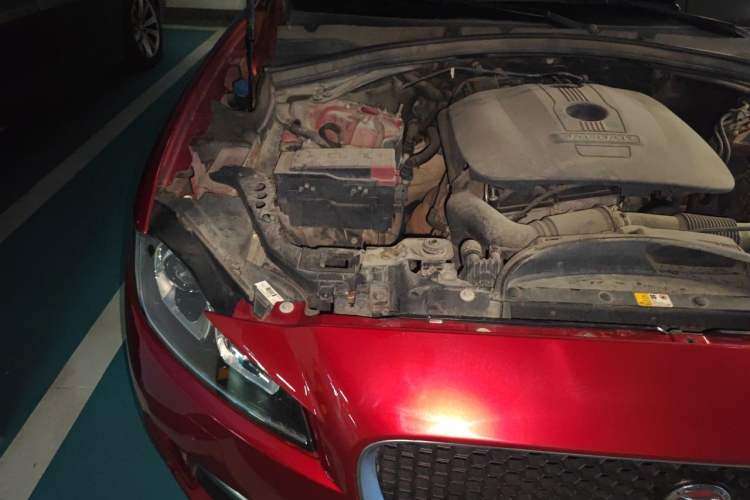 Used Jaguar F-PACE 2016 2.0T Two-Wheel-Drive R-Sport Sport Edition Engine Bay Right