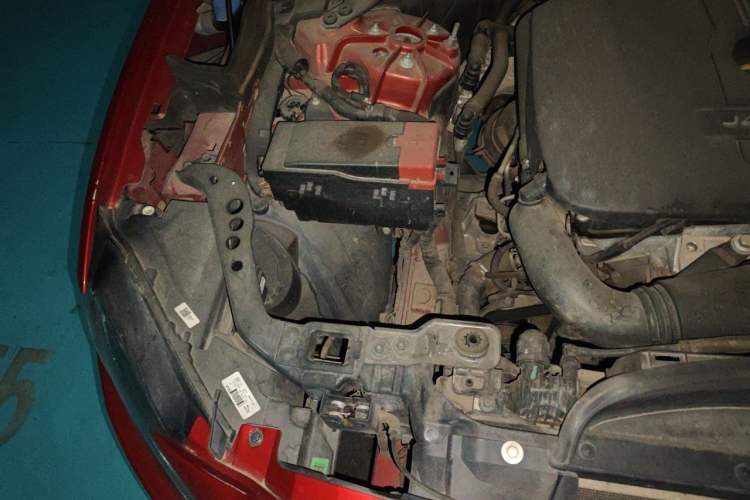 Used Jaguar F-PACE 2016 2.0T Two-Wheel Drive Urban Luxury Edition Engine Bay Right