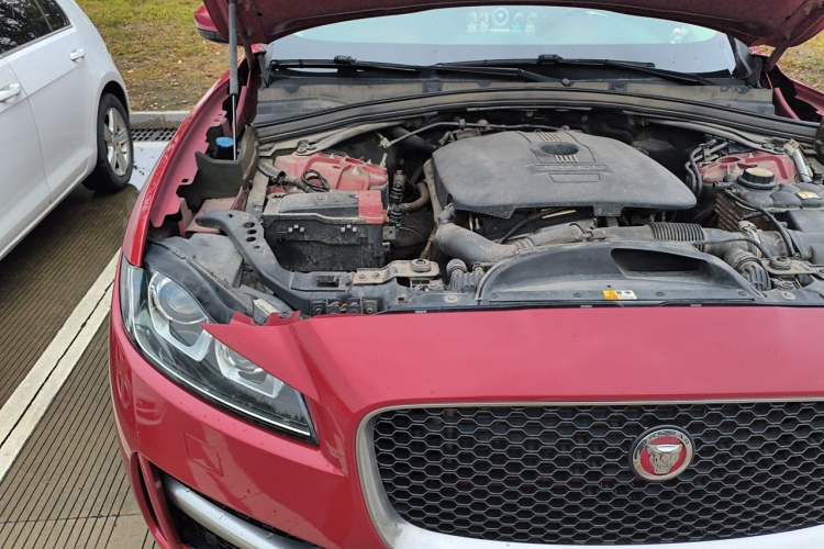 Used Jaguar F-PACE 2016 2.0T Two-Wheel-Drive R-Sport Sport Edition Engine Bay Right