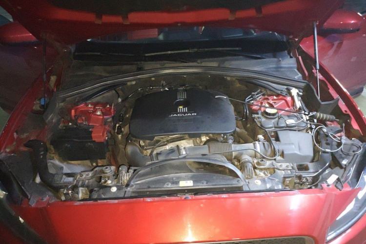 Used Jaguar F-PACE 2016 2.0T Two-Wheel-Drive R-Sport Sport Edition Engine Bay