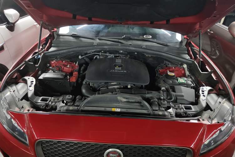 Used Jaguar F-PACE 2016 2.0T Two-Wheel-Drive R-Sport Sport Edition Engine Bay