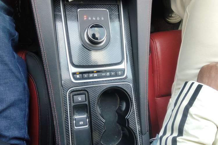 Used Jaguar F-PACE 2016 2.0T Two-Wheel-Drive R-Sport Sport Edition Gear Lever