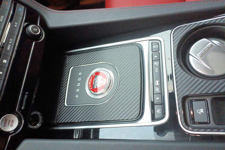 Used Jaguar F-PACE 2016 2.0T Two-Wheel-Drive R-Sport Sport Edition Gear Lever