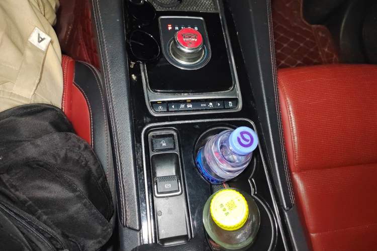 Used Jaguar F-PACE 2016 2.0T Two-Wheel-Drive R-Sport Sport Edition Gear Lever