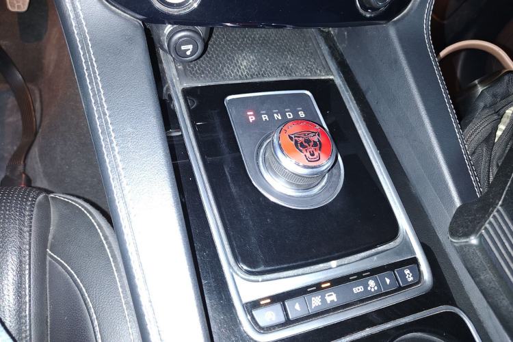 Used Jaguar F-PACE 2016 2.0T Two-Wheel-Drive R-Sport Sport Edition Gear Lever