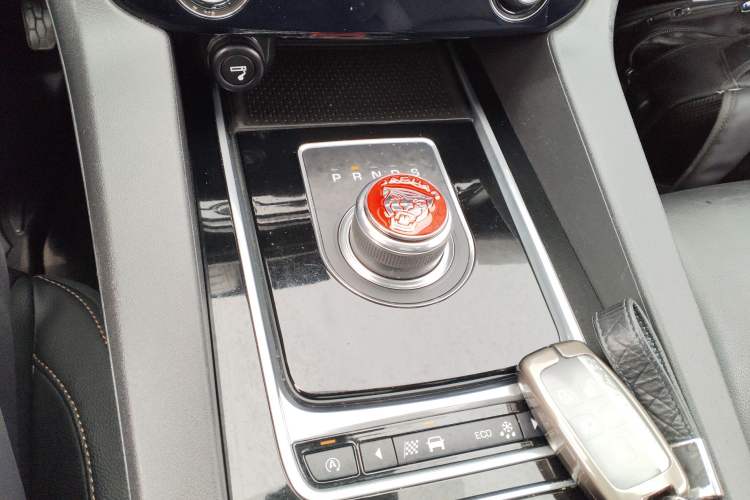 Used Jaguar F-PACE 2016 2.0T Two-Wheel Drive Urban Luxury Edition Gear Lever