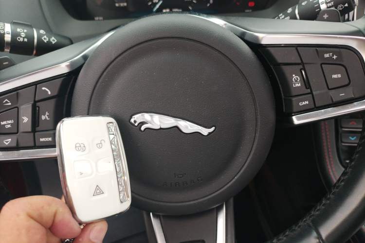 Used Jaguar F-PACE 2016 2.0T Two-Wheel-Drive R-Sport Sport Edition Interior 1