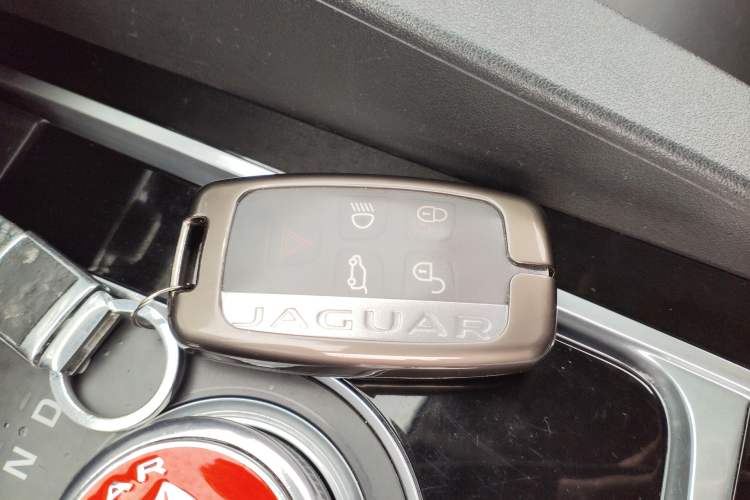 Used Jaguar F-PACE 2016 2.0T Two-Wheel Drive Urban Luxury Edition Interior 1