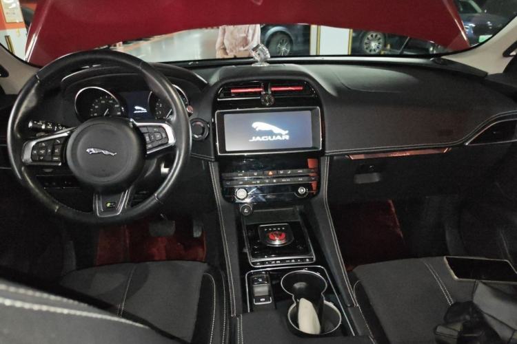 Used Jaguar F-PACE 2016 3.0 SC Four-Wheel Drive R-Sport Sport Edition Interior 2