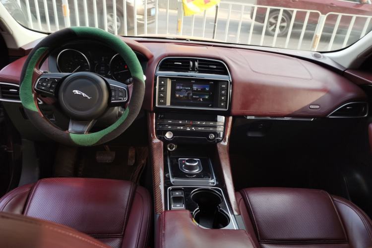 Used Jaguar F-PACE 2016 2.0T Two-Wheel Drive Urban Luxury Edition Interior 2