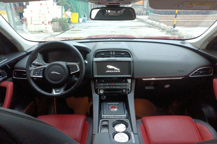 Used Jaguar F-PACE 2016 2.0T Two-Wheel-Drive R-Sport Sport Edition Interior 2