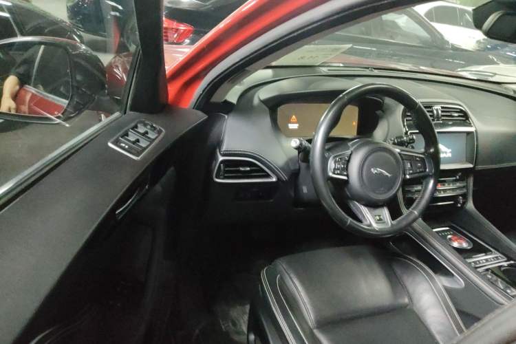 Used Jaguar F-PACE 2016 2.0T Two-Wheel-Drive R-Sport Sport Edition Interior 2