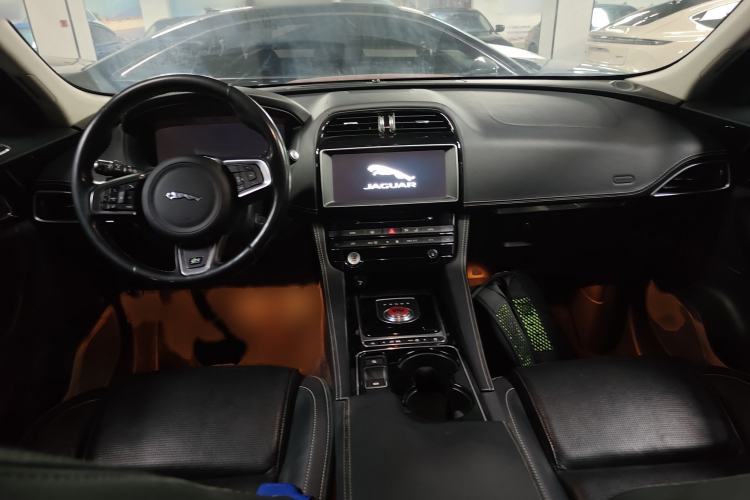 Used Jaguar F-PACE 2016 2.0T Two-Wheel-Drive R-Sport Sport Edition Interior 2