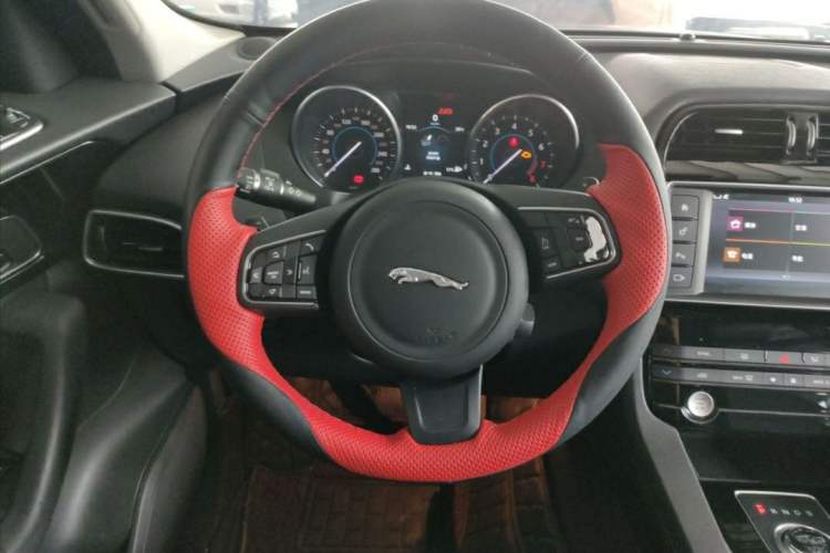 Used Jaguar F-PACE 2016 2.0T Two-Wheel Drive Urban Luxury Edition Interior 3