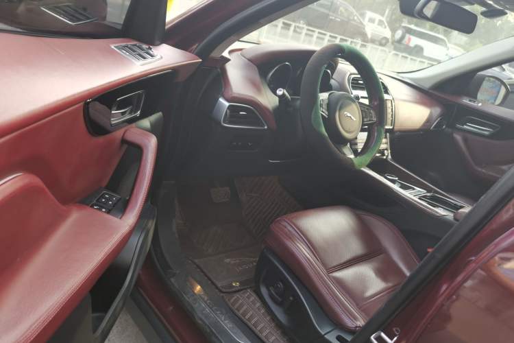 Used Jaguar F-PACE 2016 2.0T Two-Wheel Drive Urban Luxury Edition Interior 3