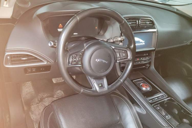 Used Jaguar F-PACE 2016 2.0T Two-Wheel-Drive R-Sport Sport Edition Interior 3
