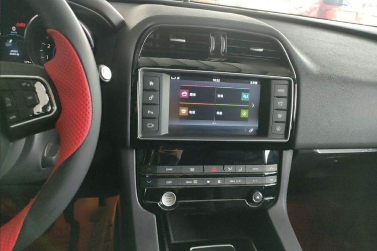 Used Jaguar F-PACE 2016 2.0T Two-Wheel Drive Urban Luxury Edition Interior 4