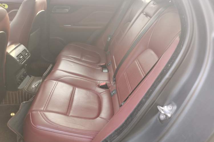 Used Jaguar F-PACE 2016 2.0T Two-Wheel Drive Urban Luxury Edition Interior 4