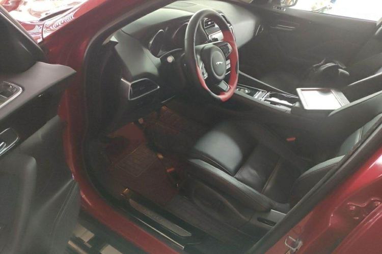 Used Jaguar F-PACE 2016 2.0T Two-Wheel Drive Urban Luxury Edition Interior 6