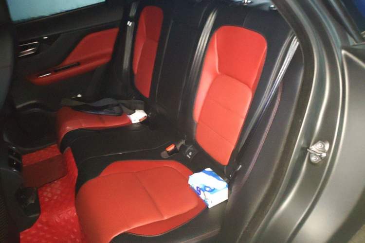 Used Jaguar F-PACE 2016 2.0T Two-Wheel-Drive R-Sport Sport Edition Left Rear Seat