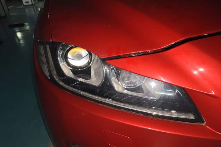 Used Jaguar F-PACE 2016 2.0T Two-Wheel Drive Urban Luxury Edition Right Front Headlight