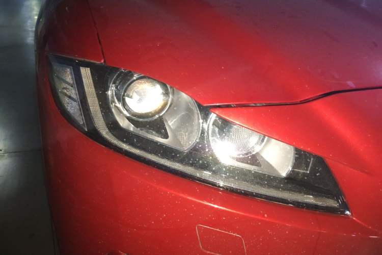 Used Jaguar F-PACE 2016 2.0T Two-Wheel-Drive R-Sport Sport Edition Right Front Headlight