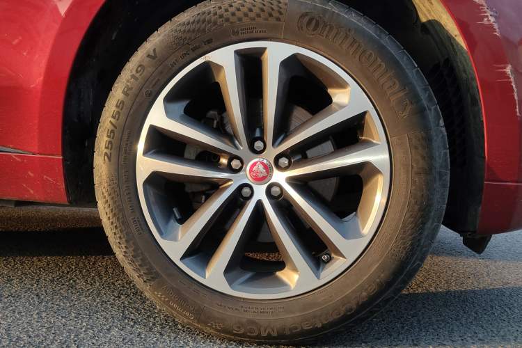 Used Jaguar F-PACE 2016 2.0T Two-Wheel-Drive R-Sport Sport Edition Right Front Wheel Hub
