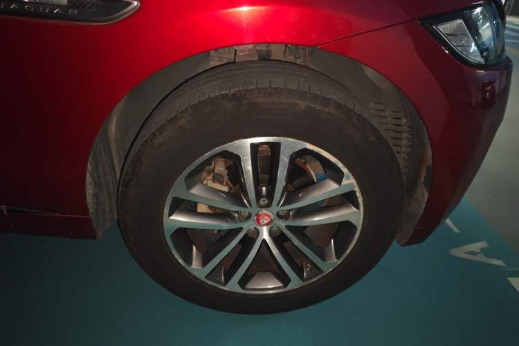 Used Jaguar F-PACE 2016 2.0T Two-Wheel-Drive R-Sport Sport Edition Right Front Wheel Hub