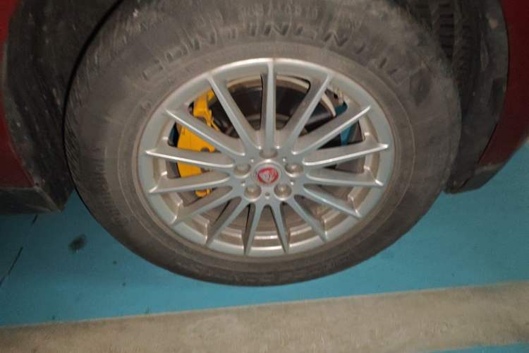 Used Jaguar F-PACE 2016 2.0T Two-Wheel Drive Urban Luxury Edition Right Front Wheel Hub